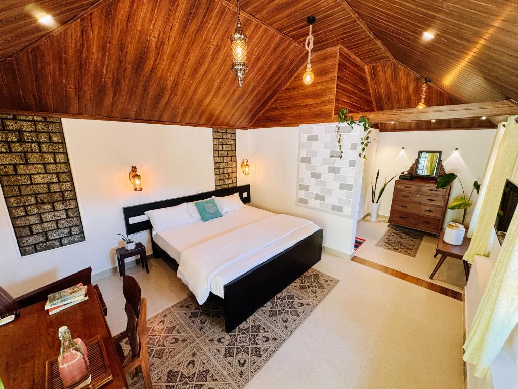蒙纳Calm Shack - 2 Bedroom-Boutique Farm Stay的一间卧室设有一张床和木制天花板