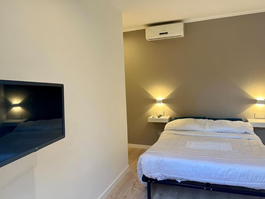 佩鲁贾Casa vacanze Manzoni 287 PT的一间卧室配有一张床和一台平面电视