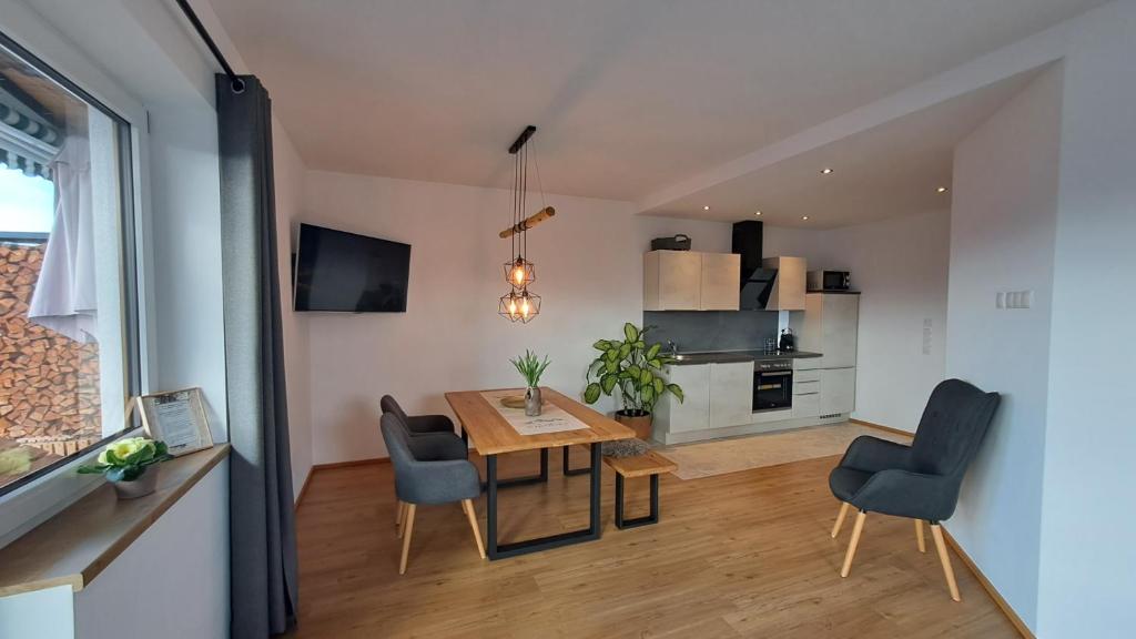 蒂罗尔-基希贝格Panorama Appartements Filzerhof的厨房以及带桌椅的用餐室。