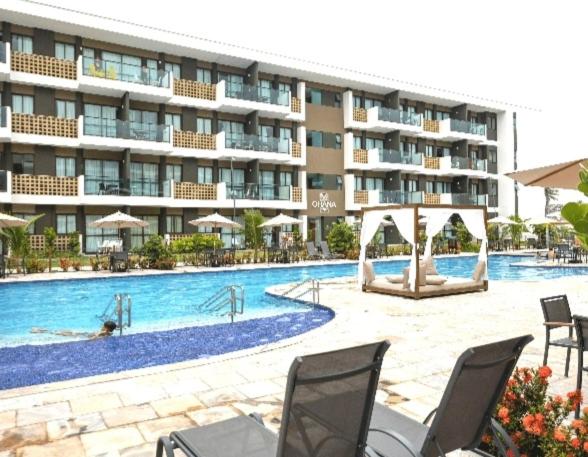 伊波茹卡Mana Beach Experience - Porto de Galinhas - Muro Alto Alto的大型公寓大楼,设有大型游泳池