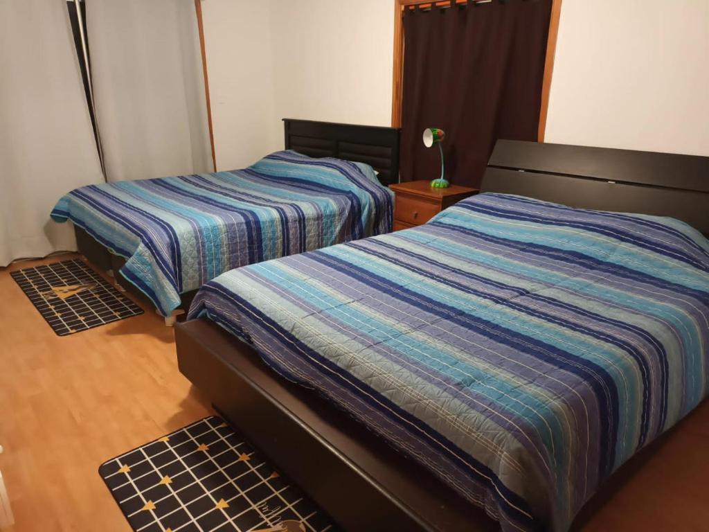科金博Hostal Al Yaras的小型客房配有两张床,