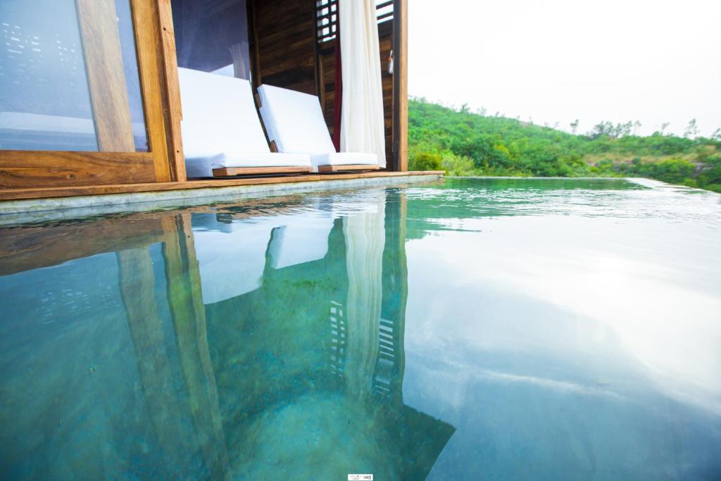 巴马科坎配门山林小屋的享有水景的游泳池