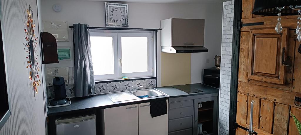 安德诺莱斯贝恩LOVE ROOM Cabane des charmes的一个带水槽和窗户的小厨房