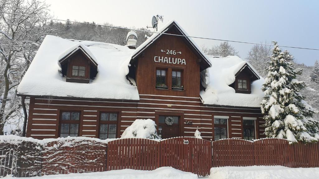 弗尔赫拉比Chalupa 246的小木屋,屋顶上积雪