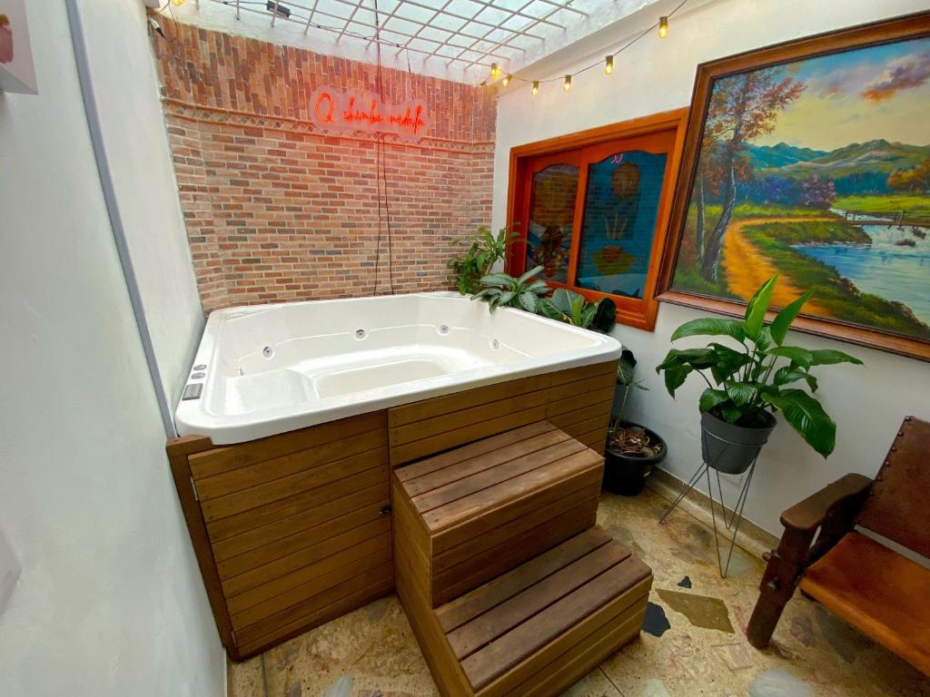 麦德林Casa EstadioMed的配有大浴缸的带绘画的浴室