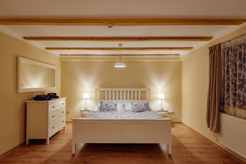 马汀图列茨德沃尔公寓的卧室配有白色的床和两盏灯。