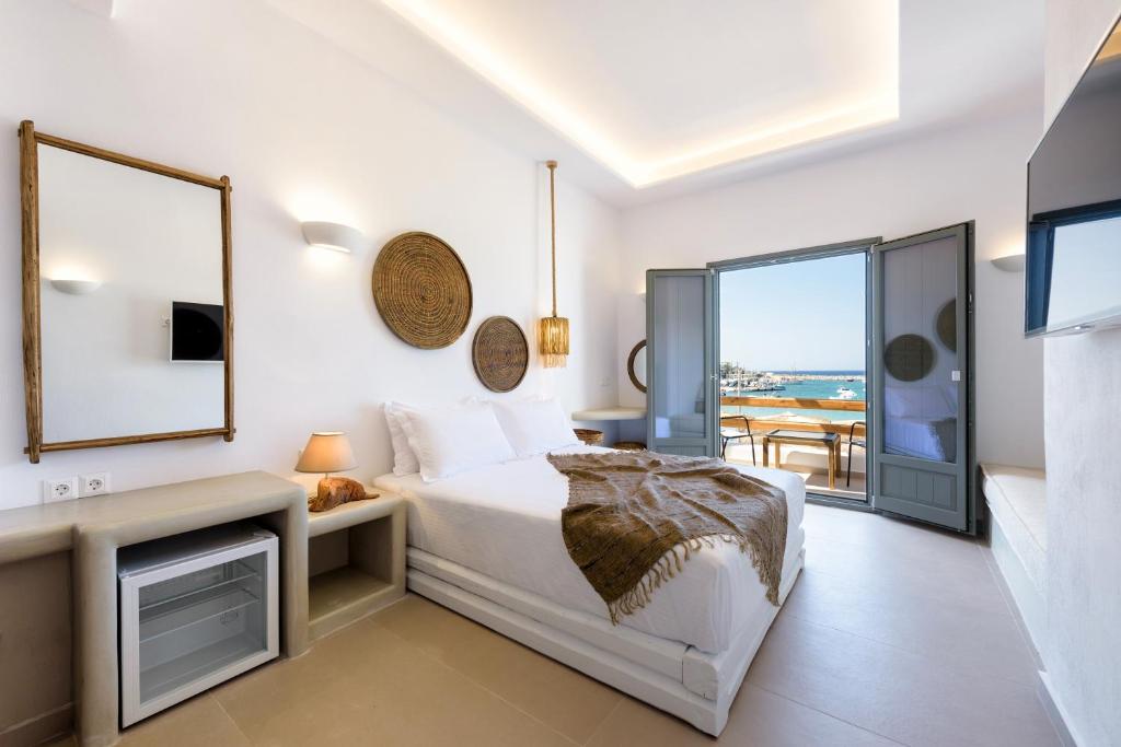 帕罗斯岛KIANO SUITES的一间卧室配有一张床,享有海景