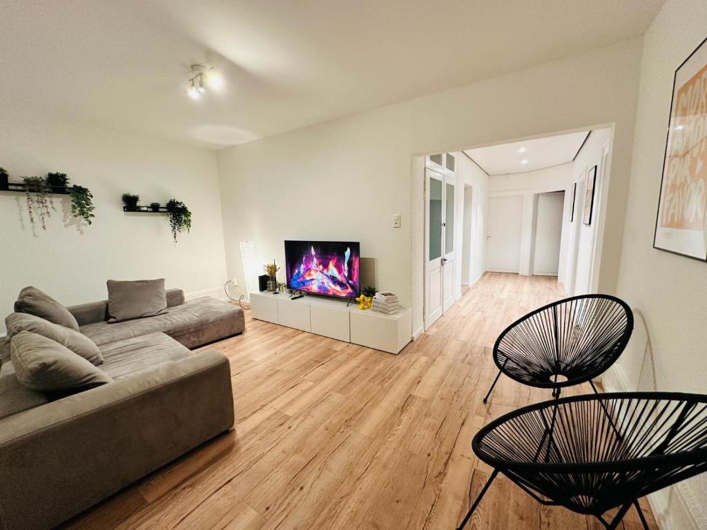 乌斯特Exclusive apartment for families and business的带沙发和平面电视的客厅