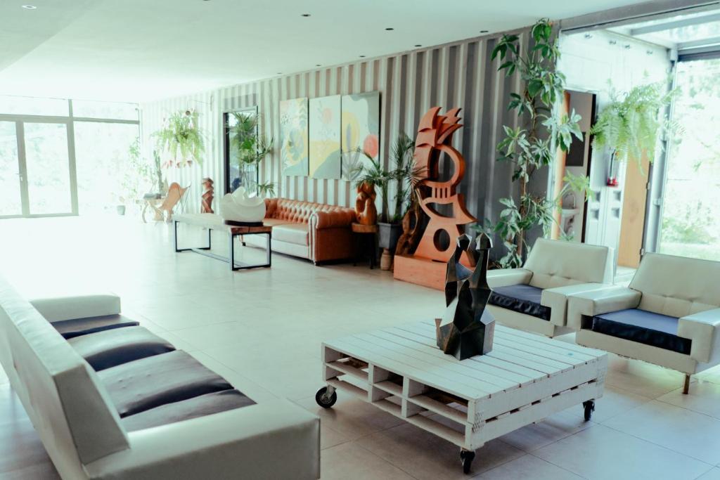 里韦拉Campo Abierto的客厅配有家具和吉他