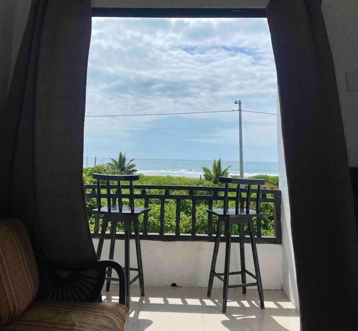 蒙塔尼塔Departamento vista al mar的阳台设有2张凳子,享有海景。