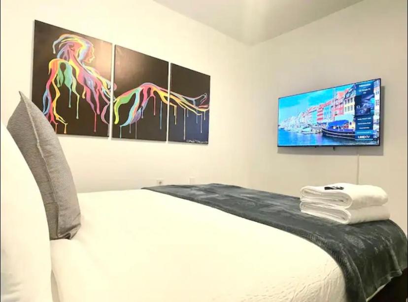 迈阿密Miami International Airport 2的卧室配有一张壁画和两张画的床铺。