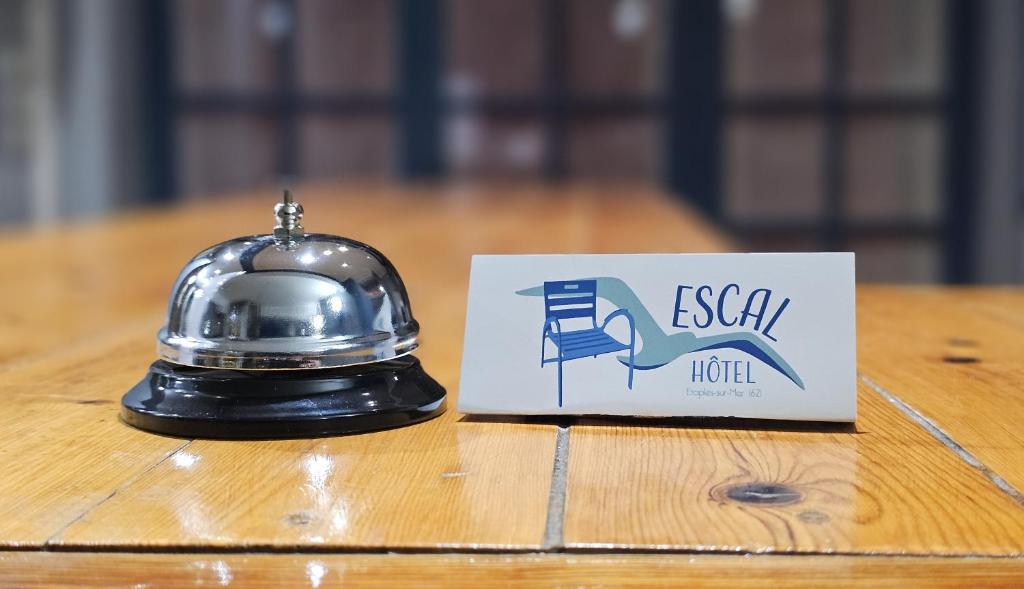 埃塔普勒艾斯卡尔酒店的银头盔坐在标牌旁边的桌子上