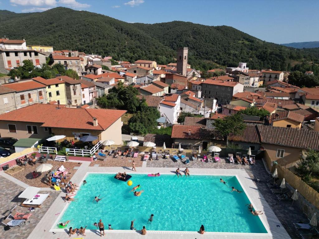 SorgonoCuccumiao的享有一个大型游泳池的顶部景色,那里有镇上的人