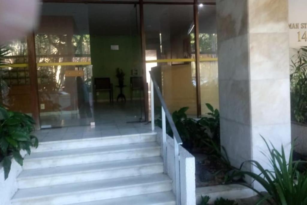 里约热内卢Apartamento Morro Da Urca的通往大楼的楼梯