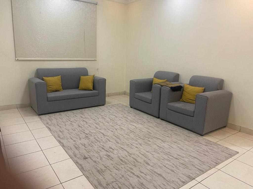 Al ‘AwālīCoov AlAnbarya的两个沙发,配有黄色枕头