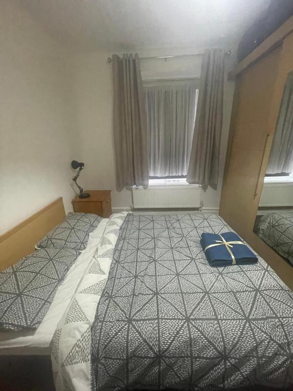 伦敦Super Streatham Room的一间卧室配有一张带横跨床的卧室