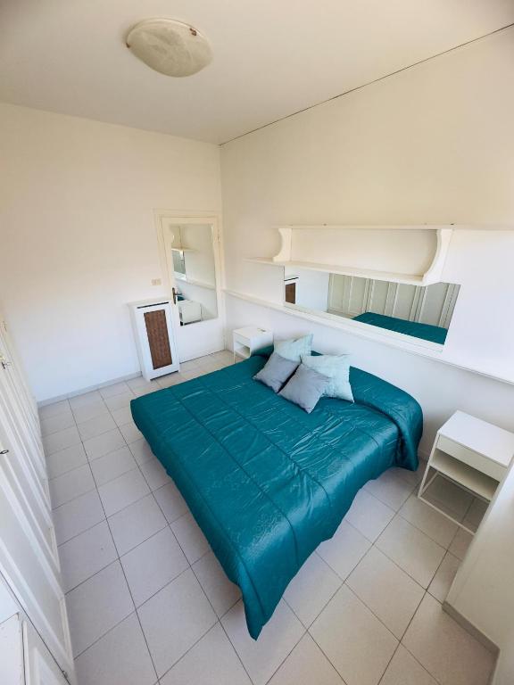 罗马La stanza di Giusy的一间白色客房内的蓝色床卧室