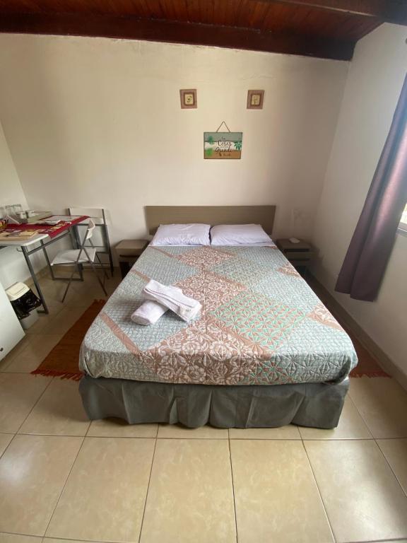 科洛尼亚-德尔萨克拉门托Habitación Juspe的一间卧室配有一张床,上面有两条毛巾