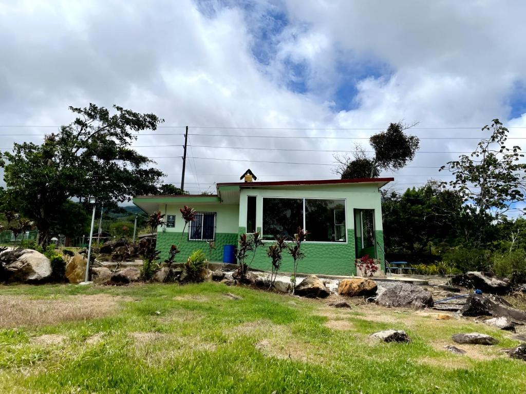 GuayabalMiravalles Volcano House的绿色外墙的小房子