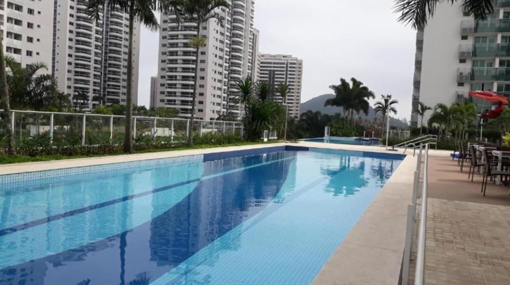 里约热内卢Loft Ilha Pura的一座位于城市的游泳池,有高大的建筑