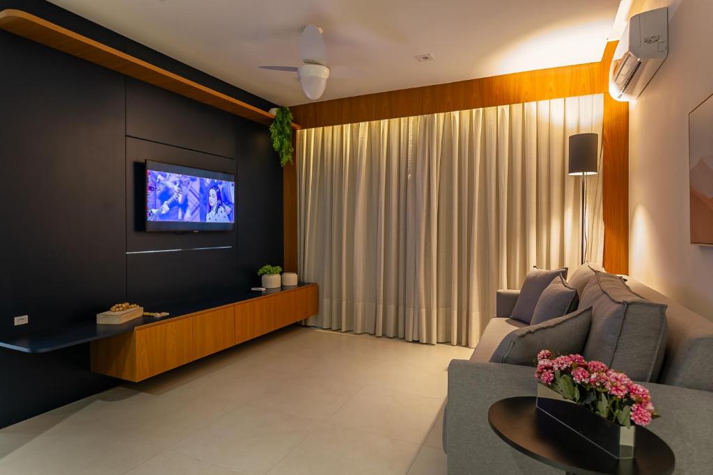 弗洛里亚诺波利斯Confortável Studio com 46,72m²的带沙发和电视的客厅