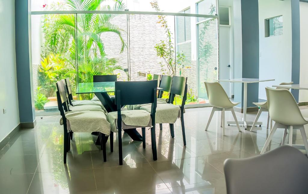 帕拉卡斯LAS GAVIOTAS DE PARACAS的一间设有玻璃桌和椅子的用餐室