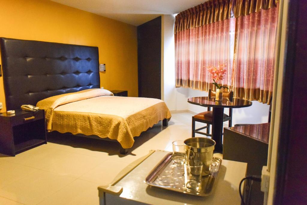 圣克鲁斯Gran Hotel Canada的一间卧室配有一张床和一张桌子上的托盘