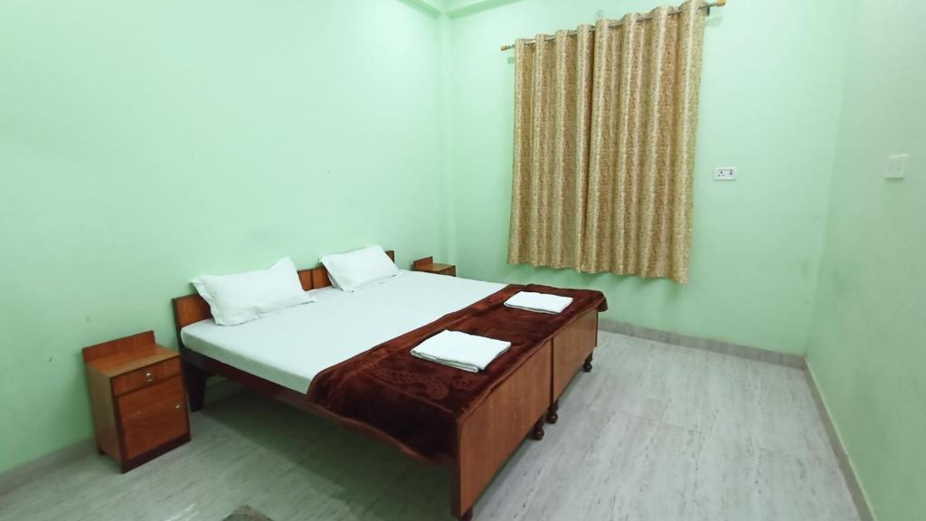 AyodhyaARJUN PAYING GUEST HOUSE的一间卧室设有一张大床和一个窗户。