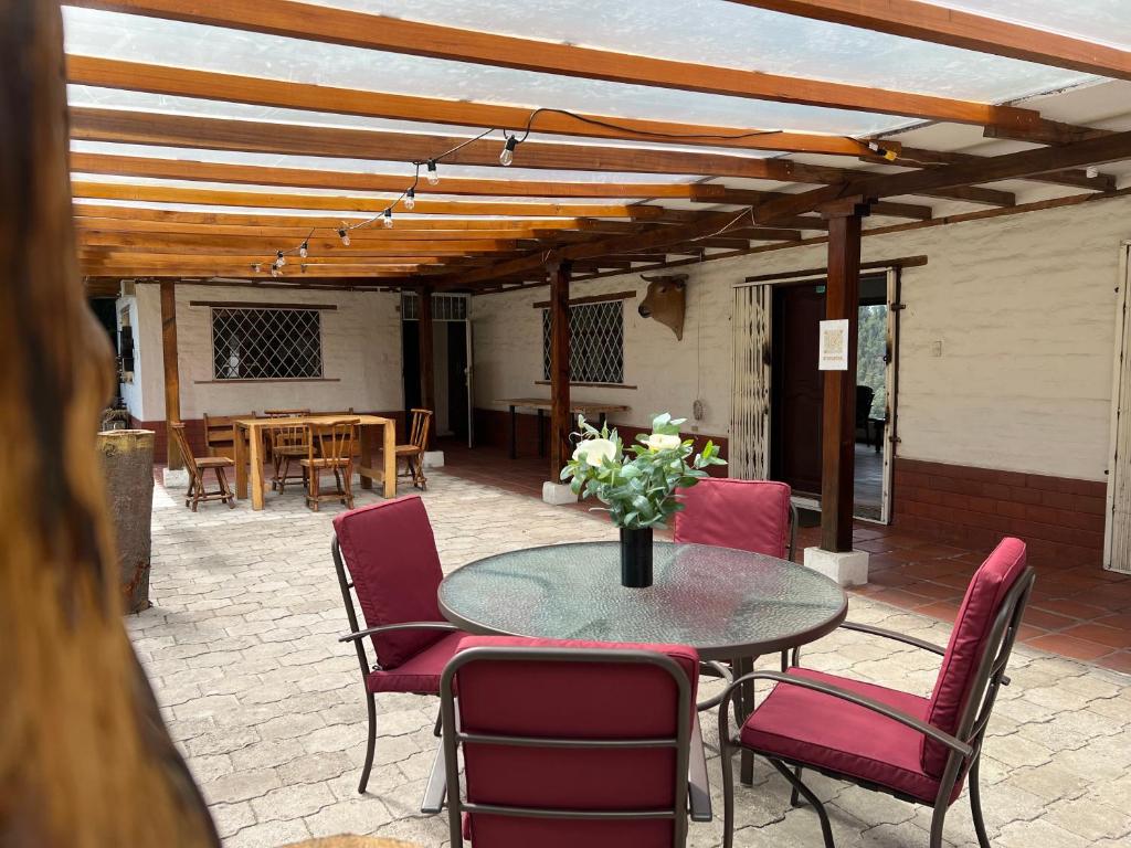 里奥班巴Steingarten, Casa de Campo hermosa y amoblada.的天井配有桌椅和木制凉亭。
