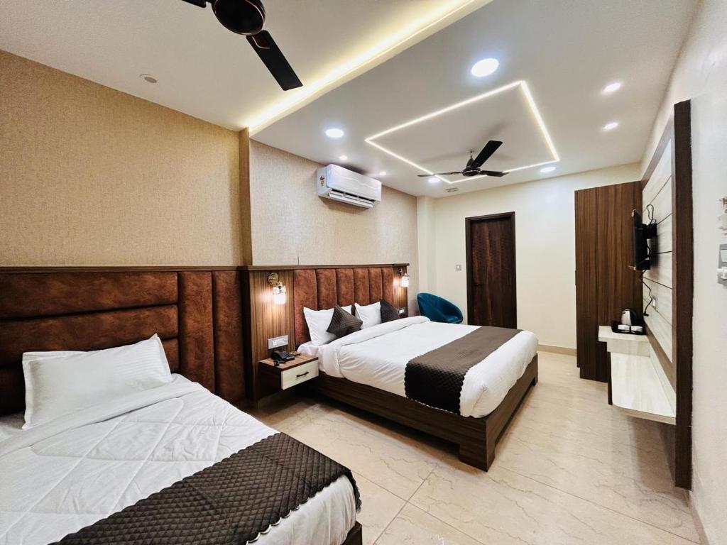 Monga Dream Residency - 5 MINUTES WALK FROM GOLDEN TEMPLE客房内的一张或多张床位