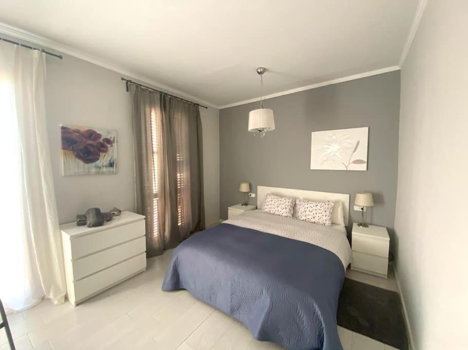 巴塞罗那Barcelona Family Beach的一间卧室配有一张带蓝色棉被的床