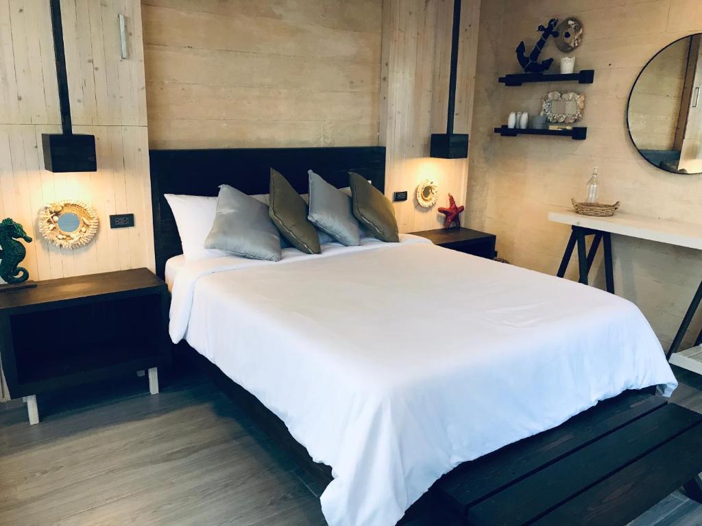 卡莫特斯群岛The LivingSpace Villa的卧室配有带枕头的大型白色床