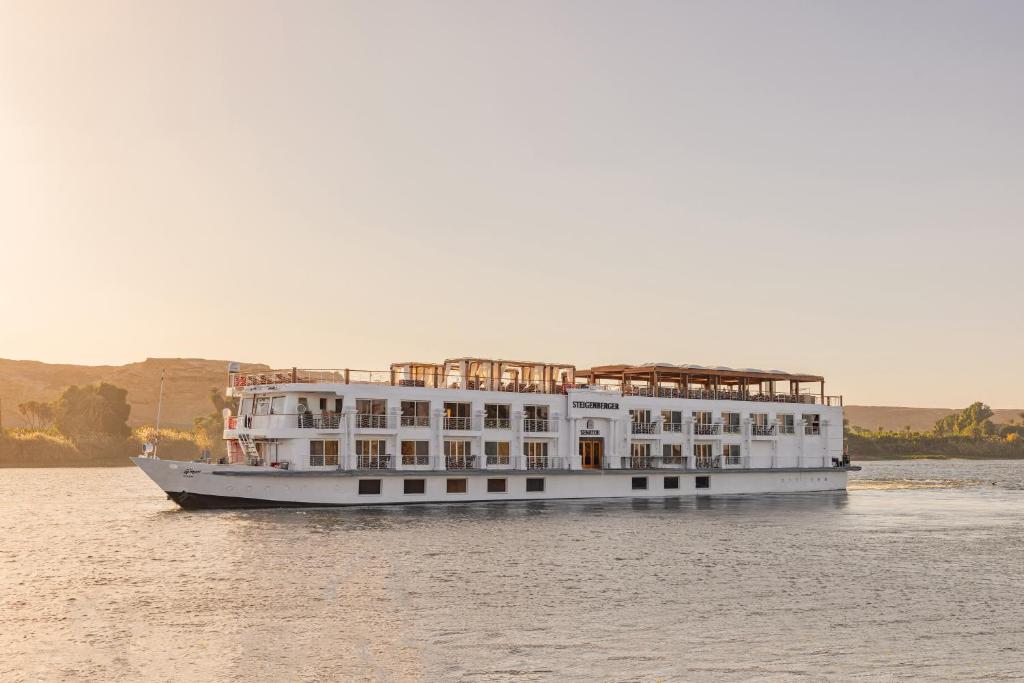 卢克索Steigenberger Senator Nile Cruise - Every Monday from Luxor for 04 Nights & Every Friday from Awan for 03 Nights的一艘大型的白色游轮在水面上