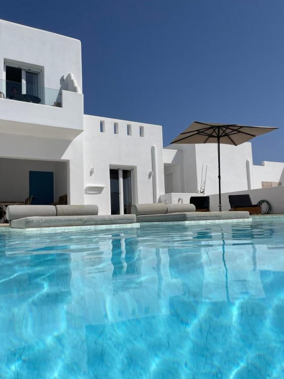 布拉卡Depis Edem private villas naxos的别墅前的游泳池