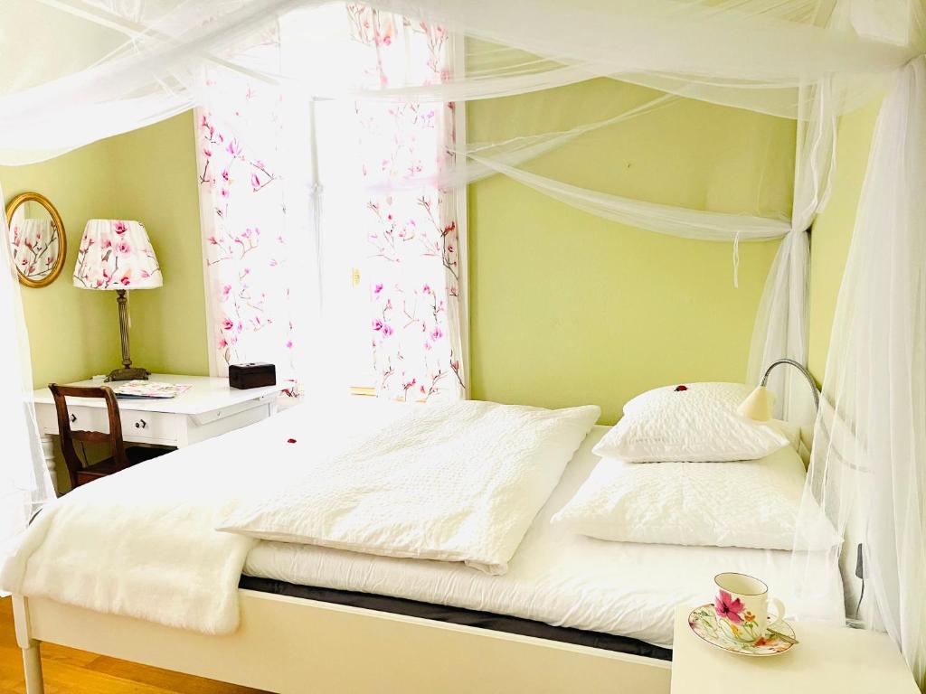 阿劳Villa28 Self-Check- in的卧室配有白色天蓬床和窗户