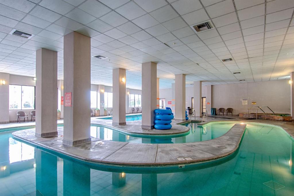 鸽子谷Park Tower Inn的一座大楼内带蓝色滑梯的游泳池