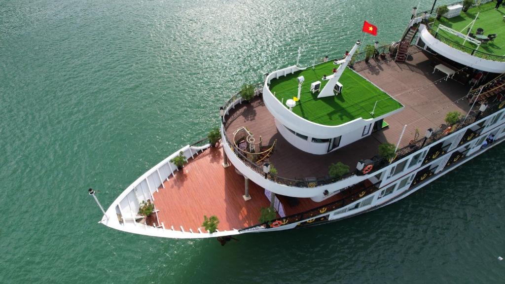 下龙湾Aquamarine Premium Cruise的水上游轮的空中景观