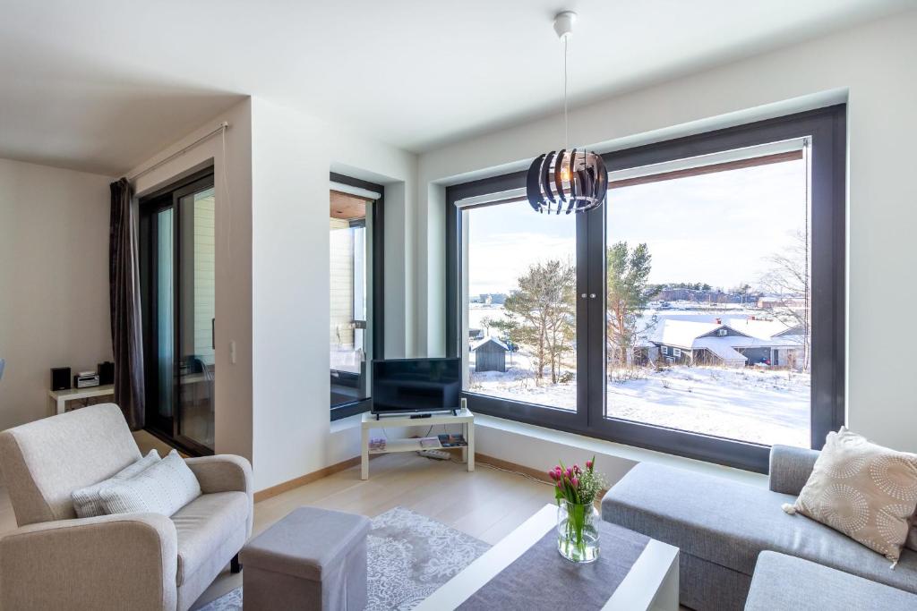 汉科Regatta Seaside Suite in Hanko的带沙发和大窗户的客厅
