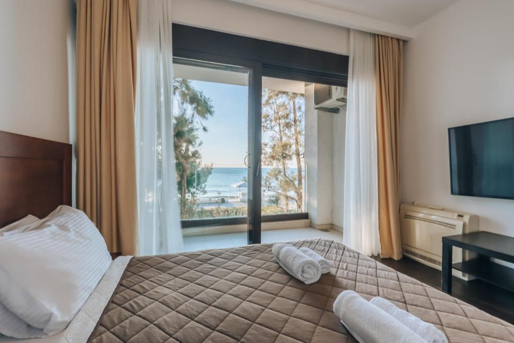 巴尔Apartments Kuce Lekovica Beach & snack bar- Bistro的一间卧室设有一张床,享有海景