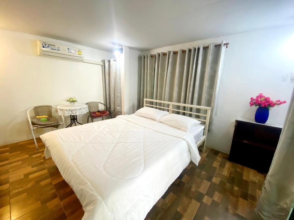 北冲Sleep Home Khaoyai的卧室配有白色的床和桌子