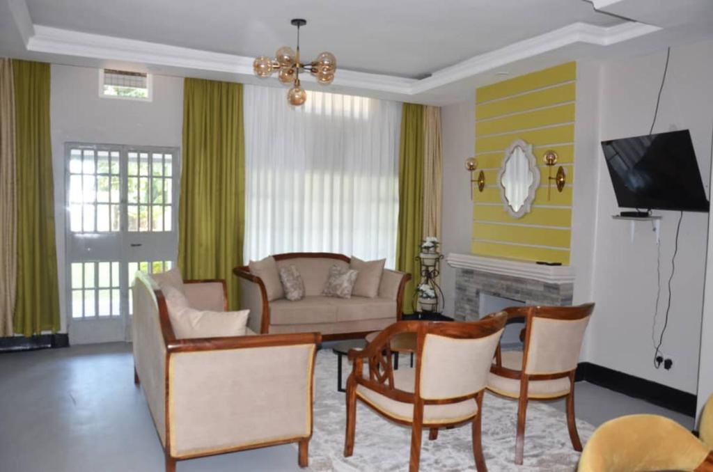 AruaRX Suites的客厅配有沙发和桌子