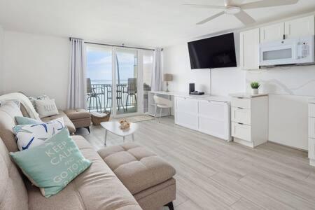 HauulaNew Beachfront Condo的带沙发的客厅和厨房