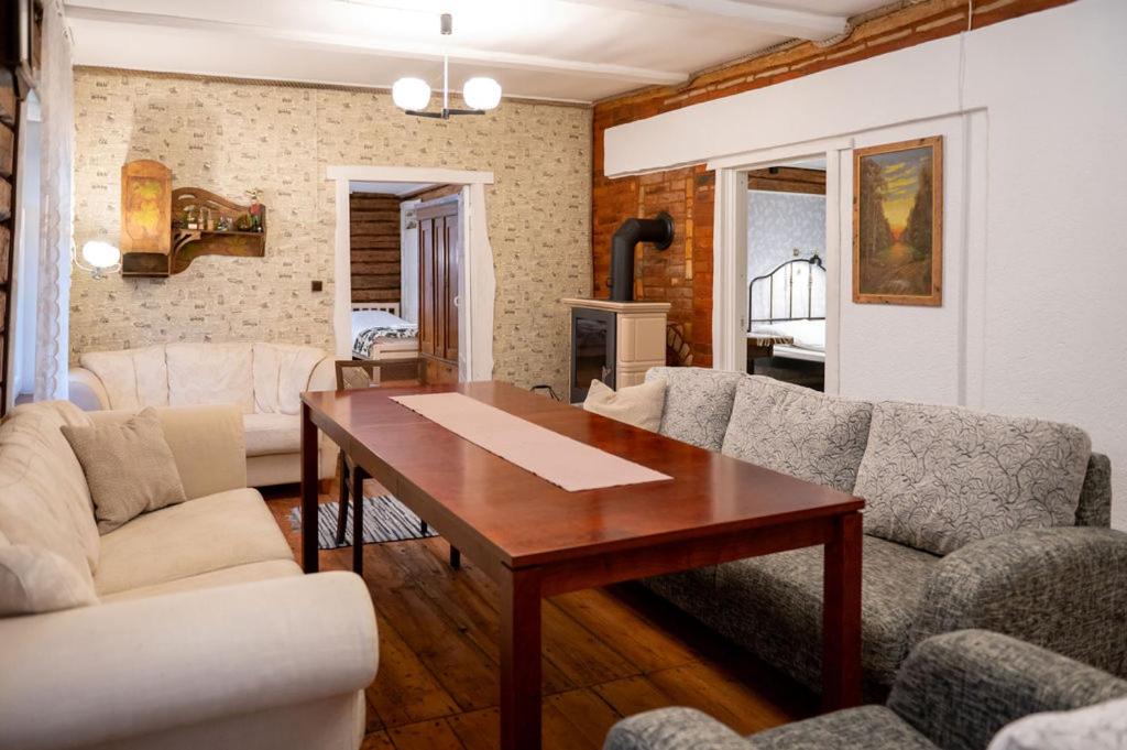UrvasteUrvaste Vana-Söödi Puhkemaja的客厅配有桌子和沙发