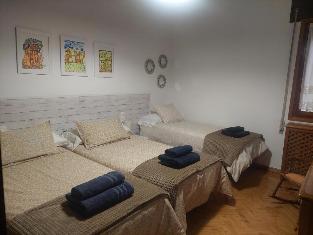 昆卡La Tioca的客房内的三张床和蓝色枕头