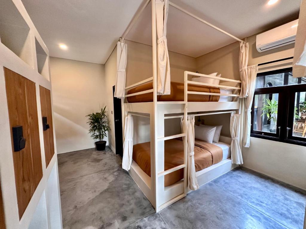 乌布Savanna Ubud的一间卧室配有两张双层床。