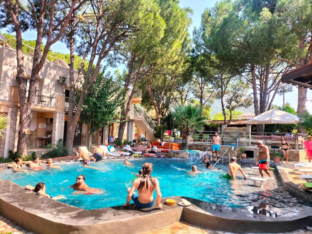 塞尔丘克Efes Hidden Garden Resort Otel的一群人在度假村的游泳池里