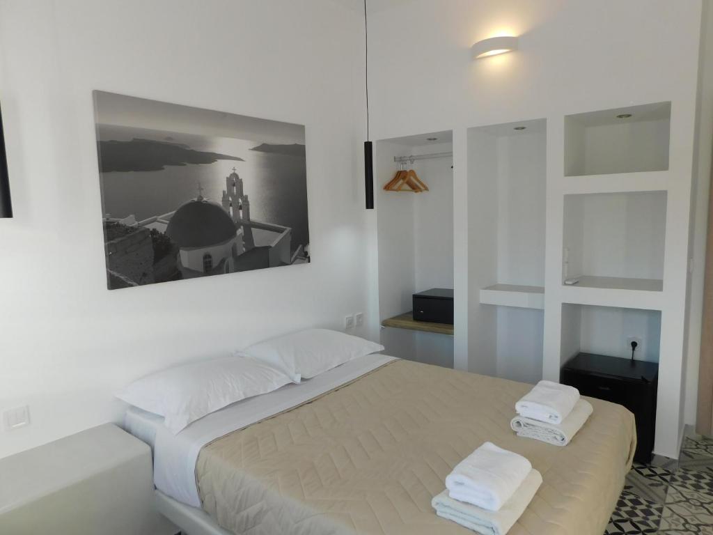 费拉Sasa Estate的一间卧室配有一张床,上面有两条毛巾