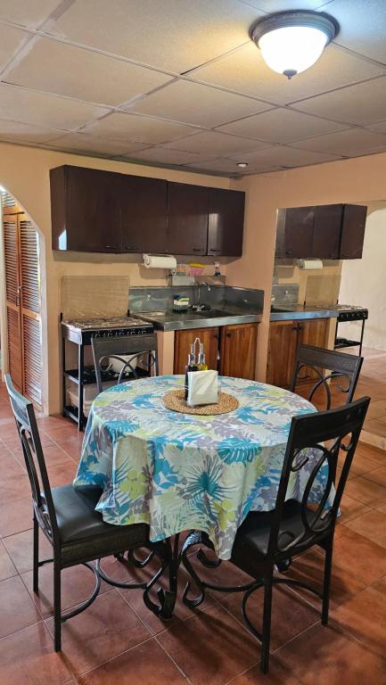 博尔坎Cozy Home的厨房配有桌椅和桌子。