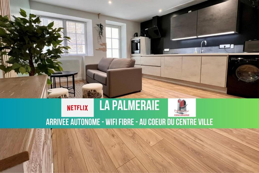 丰特奈勒孔特LA PALMERAIE -wifi fibre- centre ville -PROPERTY RENTAL NM的一张带有一张沙发和一张桌子的厨房的图象