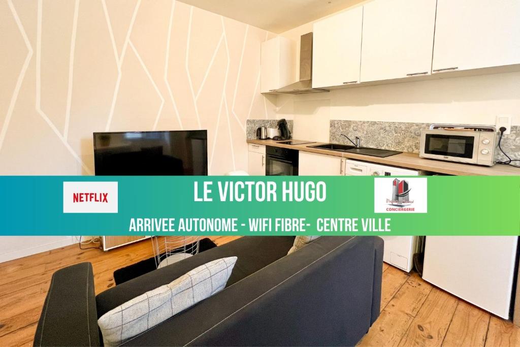 佩里格LE VICTOR HUGO - Wifi - Centre ville - PROPERTY RENTAL NM的一张带有沙发和微波炉的厨房的图片